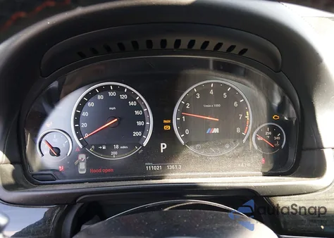 2013 BMW M5 z USA, uszkodzony, nr VIN WBSFV9C58DD097043